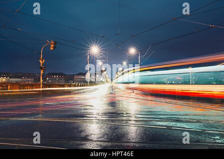 Des sentiers de lumière sur le carrefour au cours nuit pluvieuse dans la ville. Prague, République tchèque. Banque D'Images