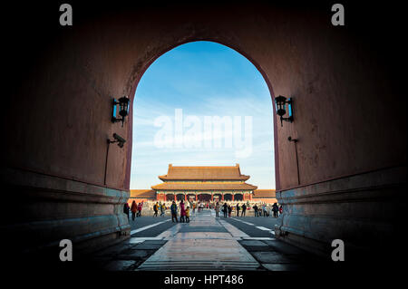 Vue de la porte de l'harmonie suprême de sous la porte du méridien dans la cité interdite, Beijing Banque D'Images