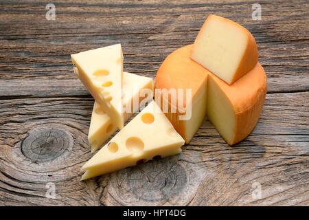 Différents types de fromages disposés comme un châssis sur tableau noir. Banque D'Images