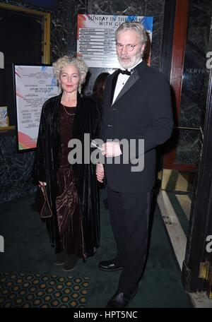 New York, NY, USA. Feb 23, 2017. Amy Irving, Kenneth Bowser (au niveau des arrivées) au niveau des arrivées pour dimanche DANS LE PARC AVEC GEORGE Revival Soirée d'ouverture à Broadway, Hudson Theatre, New York, NY, le 23 février 2017. Credit : Derek Storm/Everett Collection/Alamy Live News Banque D'Images