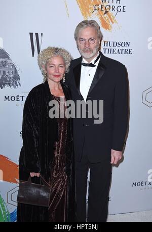 New York, NY, USA. Feb 23, 2017. Amy Irving, Kenneth Bowser (au niveau des arrivées) au niveau des arrivées pour dimanche DANS LE PARC AVEC GEORGE Revival Soirée d'ouverture à Broadway, Hudson Theatre, New York, NY, le 23 février 2017. Credit : Derek Storm/Everett Collection/Alamy Live News Banque D'Images