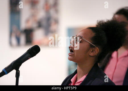 City Hall, London, UK. Feb 23, 2017. "Nous sommes différents" lu par les élèves de l'BermondseyAhead Avademy Harris de la Journée internationale de la femme le mois prochain, le maire de Londres Sadiq Khan lance "mêmes mais différente", exposition de photographies à l'Hôtel de ville Londres Pour célébrer la diversité de toutes les femmes qui travaillent dans le Royaume-uni aujourd'hui - partager les histoires des femmes dont les voix sont rarement entendues. L'exposition est présentée jusqu'au vendredi 10 mars, y compris la Journée internationale de la femme (8 mars). Credit : Dinendra Haria/Alamy Live News Banque D'Images