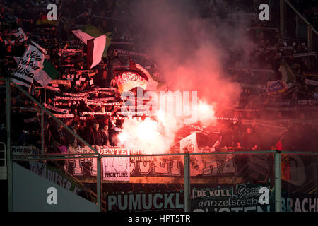 Florence, Italie. Feb 23, 2017. Gladbach's fans lumière pyrotechnie au cours de la Ligue Europa ronde de 32 knock-out entre Seria italien une AFC côté Fiorentina et la Bundesliga allemande club Borussia Moenchengladbach dans le stade Artemio Franchi de Florence, Italie, 23 février 2017. Photo : Marius Becker/dpa/Alamy Live News Banque D'Images