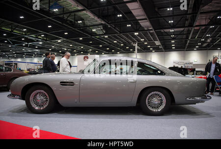 ExCel, Londres, Royaume-Uni. 23 Février, 2017. Jour de l'ouverture de la 2017 Classic Car Show spectaculaire avec les coupés, berlines et les voitures de course affiche autour de la grande avenue. Photo : Aston Martin DB5 luxueux grand tourer. Credit : Malcolm Park editorial/Alamy Live News. Banque D'Images