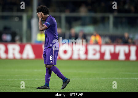 Florence, Italie. Feb 23, 2017. La Fiorentina Carlos Sánchez réagit au cours de la Ligue Europa ronde de 32 knock-out entre Seria italien une AFC côté Fiorentina et la Bundesliga allemande club Borussia Moenchengladbach dans le stade Artemio Franchi de Florence, Italie, 23 février 2017. Photo : Marius Becker/dpa/Alamy Live News Banque D'Images