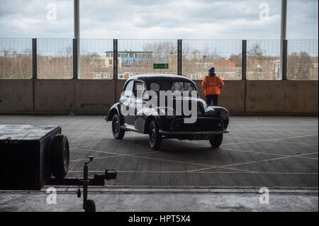 ExCel, Londres, Royaume-Uni. 23 Février, 2017. Jour de l'ouverture de la 2017 Classic Car Show spectaculaire avec les coupés, berlines et les voitures de course affiche autour de la grande avenue. Une arrivée tardive pour le Club de voiture Square. Credit : Malcolm Park editorial/Alamy Live News. Banque D'Images