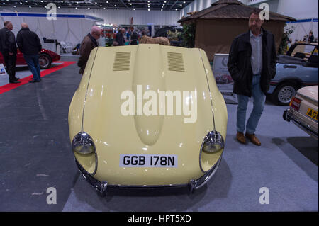 ExCel, Londres, Royaume-Uni. 23 Février, 2017. Jour de l'ouverture de la 2017 Classic Car Show spectaculaire avec les coupés, berlines et les voitures de course affiche autour de la grande avenue. Credit : Malcolm Park editorial/Alamy Live News. Banque D'Images