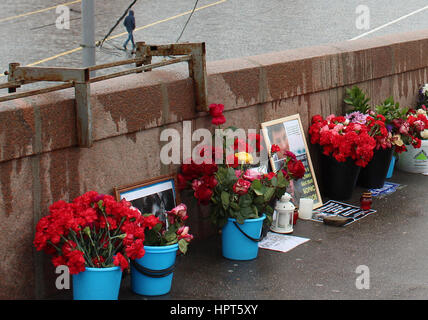 Moscou, Russie. Feb 21, 2017. Des fleurs dans des seaux bleus, des bougies et des photos peuvent être vues sur le site où l'opposition Boris Nemtsov a été tué le 27 février 2015 à Moscou, Russie, le 21 février 2017. Plusieurs hommes font face à plus de procès l'homicide de l'opposant de Poutine près du Kreml. Les circonstances ne sont toujours pas claires. Photo : Claudia Thaler/dpa/Alamy Live News Banque D'Images