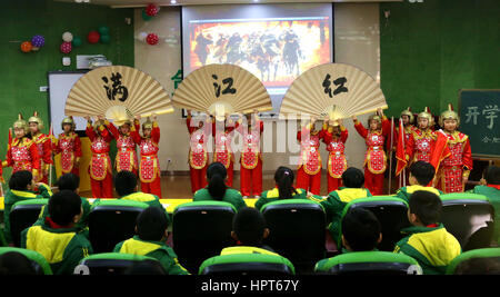 13 février 2017 - Hefei, Hefei, Chine - Hefei, Chine 13 Février 2017 : (usage éditorial uniquement. Chine OUT) ..Les élèves portant des vêtements chinois traditionnel chinois réciter la poésie en classe à l'école primaire de Hefei, Chine de l'est l'Anhui Province, 13 février 2017, marquant ainsi le début d'un nouveau semestre. (Crédit Image : © SIPA l'Asie via Zuma sur le fil) Banque D'Images