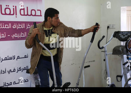 23 février 2017 - amputés à cause de la guerre au Yémen recevoir des prothèses dans un hôpital de la ville yéménite de Taiz Crédit : Abdulnasser/Alseddik ImagesLive/ZUMA/Alamy Fil Live News Banque D'Images