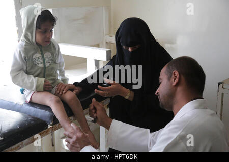 23 février 2017 - amputés à cause de la guerre au Yémen recevoir des prothèses dans un hôpital de la ville yéménite de Taiz Crédit : Abdulnasser/Alseddik ImagesLive/ZUMA/Alamy Fil Live News Banque D'Images