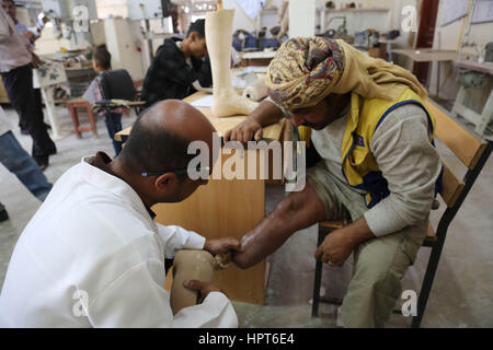 23 février 2017 - amputés à cause de la guerre au Yémen recevoir des prothèses dans un hôpital de la ville yéménite de Taiz Crédit : Abdulnasser/Alseddik ImagesLive/ZUMA/Alamy Fil Live News Banque D'Images