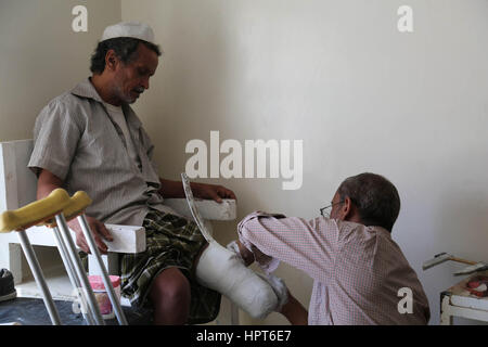 23 février 2017 - amputés à cause de la guerre au Yémen recevoir des prothèses dans un hôpital de la ville yéménite de Taiz Crédit : Abdulnasser/Alseddik ImagesLive/ZUMA/Alamy Fil Live News Banque D'Images