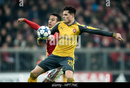 Munich, Thiago Alcantara (rouge) et l'arsenal de granit Xhaka en action au cours de l'UEFA Champions League round 32 match de foot entre du FC Bayern Munich et le FC Arsenal Londres à l'Allianz Arena de Munich, Allemagne, 15 février 2017. - Pas de service de fil - Photo : Thomas Eisenhuth/dpa-Zentralbild/ZB Banque D'Images