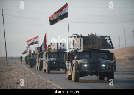 Mossoul, Irak. Feb 23, 2017. Un convoi des Forces spéciales irakiennes chefs sur la ligne de front que le gouvernement de l'Iraq continue à refléter le territoire d'ISIS, le 23 février 2017 à Mossoul, en Irak. Les forces iraquiennes ont déménagé dans l'ouest de Mossoul en prenant le contrôle total de l'aéroport international sur la limite sud-ouest de la ville. Credit : Planetpix/Alamy Live News Banque D'Images