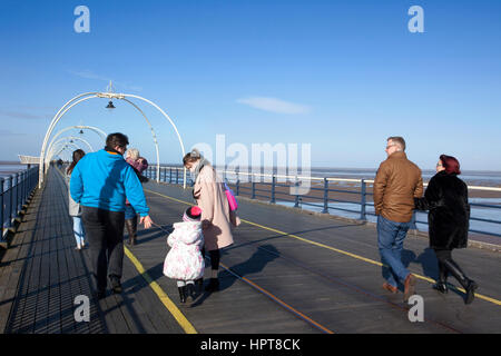 Southport, Merseyside, Royaume-Uni. Feb 24, 2017. Météo britannique. Soleil du printemps glorieux sur glaçures Southport Merseyside. Après les grands vents de Doris Day, les gens à pied les conseils d'administration de la célèbre jetée de Southport pour profiter de la fabuleuse sunshine. Credit : Cernan Elias/Alamy Live News Banque D'Images