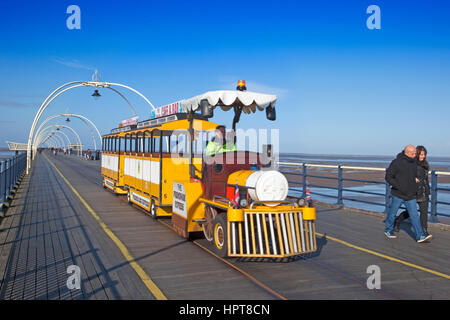 Southport, Merseyside, Royaume-Uni. Feb 24, 2017. Météo britannique. Soleil du printemps glorieux sur glaçures Southport Merseyside. Après les grands vents de Doris Day, les gens à pied les conseils d'administration de la célèbre jetée de Southport pour profiter de la fabuleuse sunshine. Credit : Cernan Elias/Alamy Live News Banque D'Images