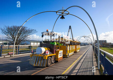 Southport, Merseyside, Royaume-Uni. Feb 24, 2017. Météo britannique. Soleil du printemps glorieux sur glaçures Southport Merseyside. Après les grands vents de Doris Day, les gens à pied les conseils d'administration de la célèbre jetée de Southport pour profiter de la fabuleuse sunshine. Credit : Cernan Elias/Alamy Live News Banque D'Images