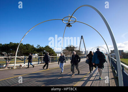 Southport, Merseyside, Royaume-Uni. Feb 24, 2017. Météo britannique. Soleil du printemps glorieux sur glaçures Southport Merseyside. Après les grands vents de Doris Day, les gens à pied les conseils d'administration de la célèbre jetée de Southport pour profiter de la fabuleuse sunshine. Credit : Cernan Elias/Alamy Live News Banque D'Images