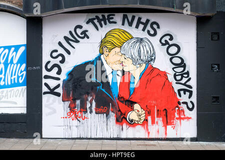 Bristol, Royaume-Uni, le 24 février, 2017. Un nouveau nouveau morceau de street art avertissement au sujet de la mort de l'ENM est photographié à Bristol. Le travail d'art,une partie de 'Save the NHS' protester contre la diminution du financement accordé à l'ENM est apparu au cours des derniers jours à la Stokes Croft de la ville.La peinture montre le premier ministre et le Président peut l'emporter sur les baisers et les avertit qu'un lien trop étroit entre les deux pays après Brexit pourrait annoncer la fin de la NHS. Credit : lynchpics/Alamy Live News Banque D'Images