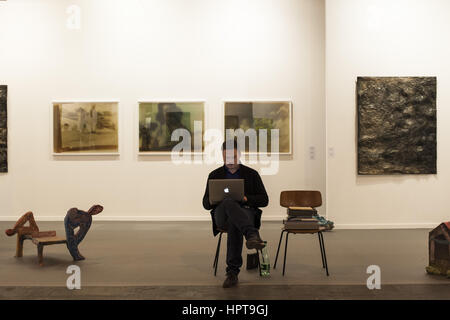 Madrid, Espagne. Feb 22, 2017. La foire d'art contemporain, ARCO, ouvre à Madrid.Public, curieux, collectionneurs de marche de l'enceinte de la peinture à l'étude, des nouveautés technologiques dans l'art. : Nacho Guadano Crédit/ZUMA/Alamy Fil Live News Banque D'Images