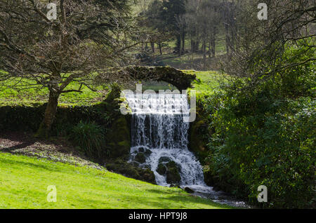 Littlebredy, Dorset, UK. Feb 24, 2017. Météo britannique. L'après-midi au soleil glorieux Maison Bridehead cascades à Littlebredy dans le Dorset. Maison Littlebredy Bridehead jardins à l'est l'endroit fictif d'Axhampton maison qui dispose en série 3 de la série à succès d'ITV Broadchurch qui revient sur les écrans le lundi 27 février. Credit : Graham Hunt/Alamy Live News Banque D'Images