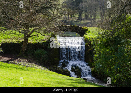 Littlebredy, Dorset, UK. Feb 24, 2017. Météo britannique. L'après-midi au soleil glorieux Maison Bridehead cascades à Littlebredy dans le Dorset. Maison Littlebredy Bridehead jardins à l'est l'endroit fictif d'Axhampton maison qui dispose en série 3 de la série à succès d'ITV Broadchurch qui revient sur les écrans le lundi 27 février. Credit : Graham Hunt/Alamy Live News Banque D'Images