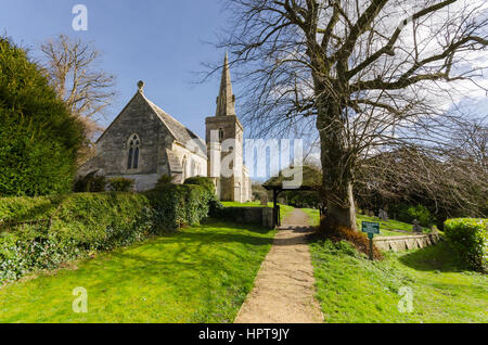 Littlebredy, Dorset, UK. Feb 24, 2017. Météo britannique. Après-midi glorieux soleil à St Michel et tous les Anges à Littlebredy dans le Dorset. Littlebredy est l'endroit fictif d'Axhampton pour la série 3 de la série à succès d'ITV Broadchurch qui revient sur les écrans le lundi 27 février. Credit : Graham Hunt/Alamy Live News Banque D'Images