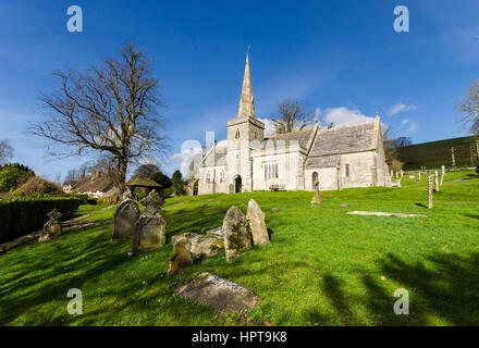 Littlebredy, Dorset, UK. Feb 24, 2017. Météo britannique. Après-midi glorieux soleil à St Michel et tous les Anges à Littlebredy dans le Dorset. Littlebredy est l'endroit fictif d'Axhampton pour la série 3 de la série à succès d'ITV Broadchurch qui revient sur les écrans le lundi 27 février. Credit : Graham Hunt/Alamy Live News Banque D'Images