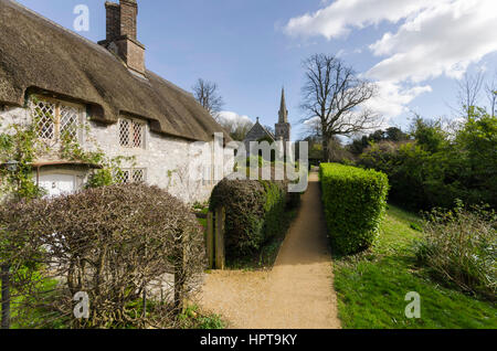 Littlebredy, Dorset, UK. Feb 24, 2017. Météo britannique. Après-midi glorieux soleil à St Michel et tous les Anges à Littlebredy dans le Dorset. Littlebredy est l'endroit fictif d'Axhampton pour la série 3 de la série à succès d'ITV Broadchurch qui revient sur les écrans le lundi 27 février. Credit : Graham Hunt/Alamy Live News Banque D'Images