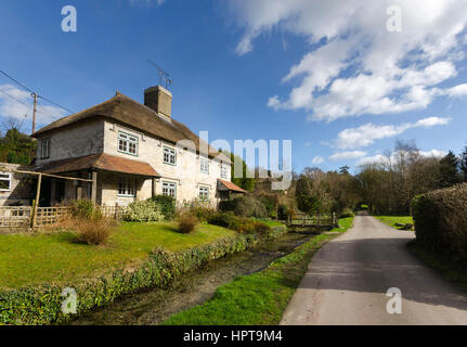 Littlebredy, Dorset, UK. Feb 24, 2017. Météo britannique. Littlebredy glorieux soleil de l'après-midi dans le Dorset. Littlebredy est l'endroit fictif d'Axhampton pour la série 3 de la série à succès d'ITV Broadchurch qui revient sur les écrans le lundi 27 février. Credit : Graham Hunt/Alamy Live News Banque D'Images