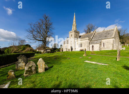 Littlebredy, Dorset, UK. Feb 24, 2017. Météo britannique. Après-midi glorieux soleil à St Michel et tous les Anges à Littlebredy dans le Dorset. Littlebredy est l'endroit fictif d'Axhampton pour la série 3 de la série à succès d'ITV Broadchurch qui revient sur les écrans le lundi 27 février. Credit : Graham Hunt/Alamy Live News Banque D'Images