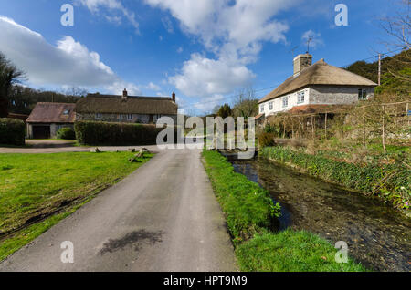 Littlebredy, Dorset, UK. Feb 24, 2017. Météo britannique. Littlebredy glorieux soleil de l'après-midi dans le Dorset. Littlebredy est l'endroit fictif d'Axhampton pour la série 3 de la série à succès d'ITV Broadchurch qui revient sur les écrans le lundi 27 février. Credit : Graham Hunt/Alamy Live News Banque D'Images