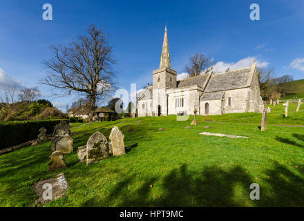 Littlebredy, Dorset, UK. Feb 24, 2017. Météo britannique. Après-midi glorieux soleil à St Michel et tous les Anges à Littlebredy dans le Dorset. Littlebredy est l'endroit fictif d'Axhampton pour la série 3 de la série à succès d'ITV Broadchurch qui revient sur les écrans le lundi 27 février. Credit : Graham Hunt/Alamy Live News Banque D'Images