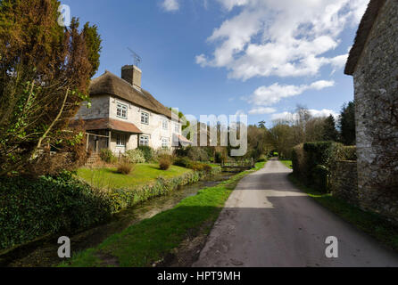 Littlebredy, Dorset, UK. Feb 24, 2017. Météo britannique. Littlebredy glorieux soleil de l'après-midi dans le Dorset. Littlebredy est l'endroit fictif d'Axhampton pour la série 3 de la série à succès d'ITV Broadchurch qui revient sur les écrans le lundi 27 février. Credit : Graham Hunt/Alamy Live News Banque D'Images