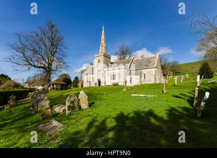 Littlebredy, Dorset, UK. Feb 24, 2017. Météo britannique. Après-midi glorieux soleil à St Michel et tous les Anges à Littlebredy dans le Dorset. Littlebredy est l'endroit fictif d'Axhampton pour la série 3 de la série à succès d'ITV Broadchurch qui revient sur les écrans le lundi 27 février. Credit : Graham Hunt/Alamy Live News Banque D'Images