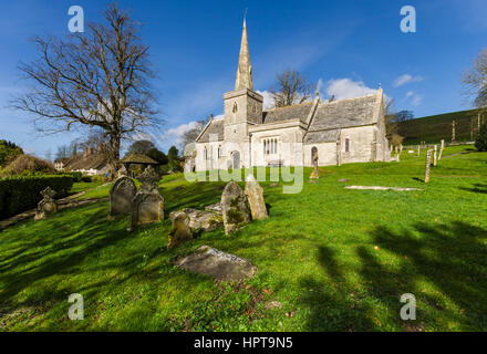 Littlebredy, Dorset, UK. Feb 24, 2017. Météo britannique. Après-midi glorieux soleil à St Michel et tous les Anges à Littlebredy dans le Dorset. Littlebredy est l'endroit fictif d'Axhampton pour la série 3 de la série à succès d'ITV Broadchurch qui revient sur les écrans le lundi 27 février. Credit : Graham Hunt/Alamy Live News Banque D'Images