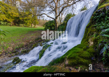 Littlebredy, Dorset, UK. Feb 24, 2017. Météo britannique. L'après-midi au soleil glorieux Maison Bridehead cascades à Littlebredy dans le Dorset. Maison Littlebredy Bridehead jardins à l'est l'endroit fictif d'Axhampton maison qui dispose en série 3 de la série à succès d'ITV Broadchurch qui revient sur les écrans le lundi 27 février. Credit : Graham Hunt/Alamy Live News Banque D'Images