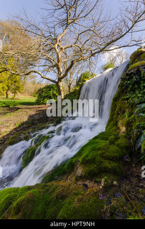 Littlebredy, Dorset, UK. Feb 24, 2017. Météo britannique. L'après-midi au soleil glorieux Maison Bridehead cascades à Littlebredy dans le Dorset. Maison Littlebredy Bridehead jardins à l'est l'endroit fictif d'Axhampton maison qui dispose en série 3 de la série à succès d'ITV Broadchurch qui revient sur les écrans le lundi 27 février. Credit : Graham Hunt/Alamy Live News Banque D'Images