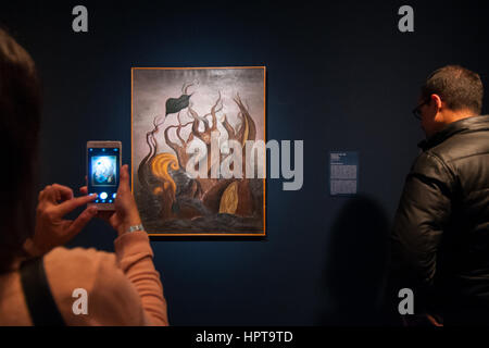 Venise, Italie. Feb 24, 2017. Les gens présents à la presse aperçu de 'Rita Kernn-Larsen, peintures Surréalistes', qui ouvrent également la nouvelle exposition à la Collection Peggy Guggenheim à Venise, Italie. Credit : Simone Padovani/éveil/Alamy Live News Banque D'Images