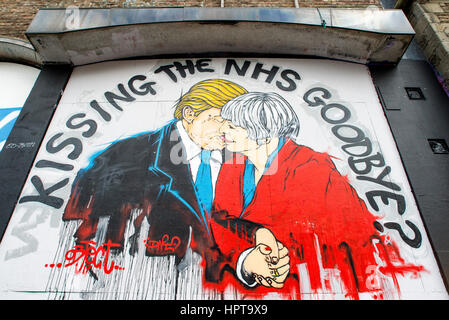 Bristol, Royaume-Uni, le 24 février, 2017. Un nouveau nouveau morceau de street art avertissement au sujet de la mort de l'ENM est photographié à Bristol. Le travail d'art,une partie de 'Save the NHS' protester contre la diminution du financement accordé à l'ENM est apparu au cours des derniers jours à la Stokes Croft de la ville.La peinture montre le premier ministre et le Président peut l'emporter sur les baisers et les avertit qu'un lien trop étroit entre les deux pays après Brexit pourrait annoncer la fin de la NHS. Credit : lynchpics/Alamy Live News Banque D'Images