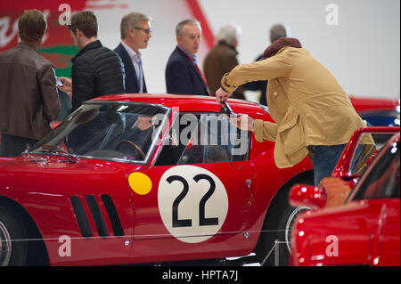 ExCel, Londres, Royaume-Uni. 24 Février, 2017. Deuxième jour de la 2017 Classic Car Show et les visiteurs de remplir les salles pour la première journée complète d'étudier et de supercars de luxe classiques de près. Credit : Malcolm Park editorial/Alamy Live News. Banque D'Images