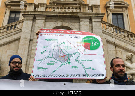 Rome, Italie. Feb 24, 2017. AS Roma football club fans tenir un rassemblement à Campidoglio Square pour protester contre les représentants de la ville sur de longues ont retardé le projet d'un nouveau stade. L'héritage de Rome déclare la surintendance site du stade proposé comme site d'architecture historique 'valeur'. Credit : Giuseppe Ciccia/Alamy Live News Banque D'Images