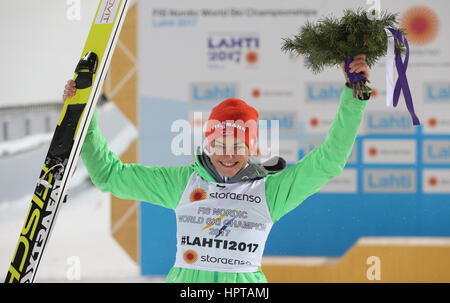 Lahti, Finlande. Feb 24, 2017. Le champion du monde allemand Carina Vogt célèbre au Championnats du Monde de ski nordique 2017 à Lahti, Finlande, 24 février 2017. Photo : Karl-Josef Opim/dpa/Alamy Live News