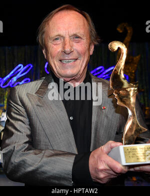 Berlin, Allemagne. Feb 17, 2017. Claus Theo Gärtner avec son prix au 67e Festival International du Film de Berlin à Berlin, Allemagne, 17 février 2017. Photo : Jens Kalaene Zentralbild-/dpa/dpa/Alamy Live News Banque D'Images