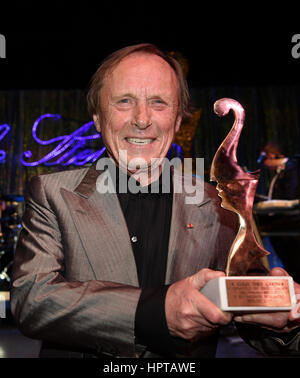 Berlin, Allemagne. Feb 17, 2017. Claus Theo Gärtner avec son prix au 67e Festival International du Film de Berlin à Berlin, Allemagne, 17 février 2017. Photo : Jens Kalaene Zentralbild-/dpa/dpa/Alamy Live News Banque D'Images