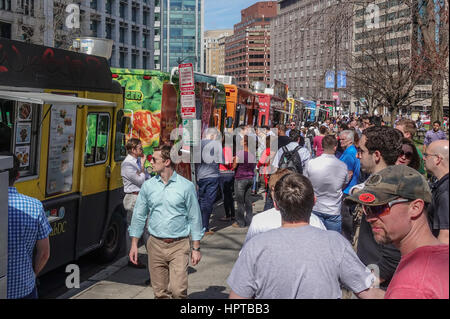 Washington, DC, USA. 24 Février, 2017. Pour la deuxième journée consécutive, avec des températures dans la région de années 70 (F), l'heure du déjeuner aux lignes foule camions à Farragut Square, profitant de ce que les météorologues prédisent la plus chaleureuse sur février record. Credit : Bob Korn/Alamy Live News Banque D'Images