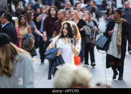 New York, USA. Feb 24, 2017. Les gens à pied par temps chaud à Times Square à New York, États-Unis, le 24 février 2017. La température la plus élevée atteint 21 degrés centigrades à New York le vendredi. Credit : Wang Ying/Xinhua/Alamy Live News Banque D'Images