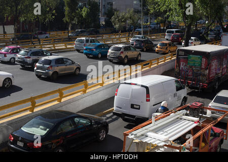 La ville de Mexico, Mexique. Vendredi 24 février 2017. TomTom a annoncé cette semaine que la ville de Mexico une fois de plus prend la première place pour la congestion avec des pilotes dans la capitale mexicaine s'attendent à dépenser en moyenne 66 % de temps de déplacement bloqué dans la circulation à tout moment de la journée (7  % points de pourcentage de plus que l'an dernier), et jusqu'à 101  % dans la soirée les périodes par rapport à la libre circulation, ou situation, sans encombrement - ajouter jusqu'à 227 heures de temps de voyage supplémentaire par année. En suivant le classement mondial sont Bangkok, Jakarta, Chongqing et de Bucarest qui composent le top 5 des villes les plus congestionnées du monde. Credit : Wa Banque D'Images