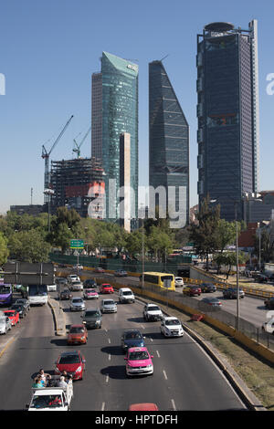 La ville de Mexico, Mexique. Vendredi 24 février 2017. TomTom a annoncé cette semaine que la ville de Mexico une fois de plus prend la première place pour la congestion avec des pilotes dans la capitale mexicaine s'attendent à dépenser en moyenne 66 % de temps de déplacement bloqué dans la circulation à tout moment de la journée (7  % points de pourcentage de plus que l'an dernier), et jusqu'à 101  % dans la soirée les périodes par rapport à la libre circulation, ou situation, sans encombrement - ajouter jusqu'à 227 heures de temps de voyage supplémentaire par année. En suivant le classement mondial sont Bangkok, Jakarta, Chongqing et de Bucarest qui composent le top 5 des villes les plus congestionnées du monde. Credit : Wa Banque D'Images